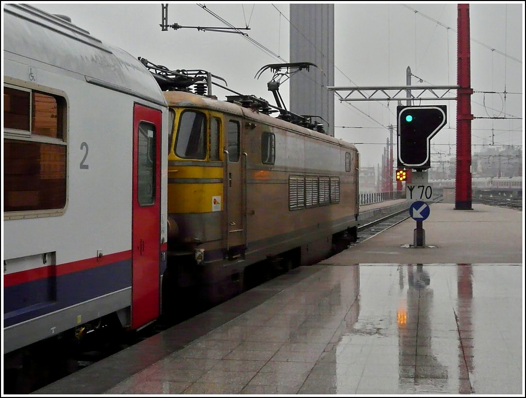 Beim zweiten Mal, dass wir die HLE 1608 gesehen haben, entstand dieser Notschuss, als sie im strmenden Regen den Bahnhof Bruxelles Midi am 27.02.2009 verliess. Der goldene von Mrklin gesponserte Look der 1608 dient einem karikativen Zweck, der Erls des Verkaufs der Miniatur dieser Lok fliet der  Belgian Kids Fondation  zu. (Hans)