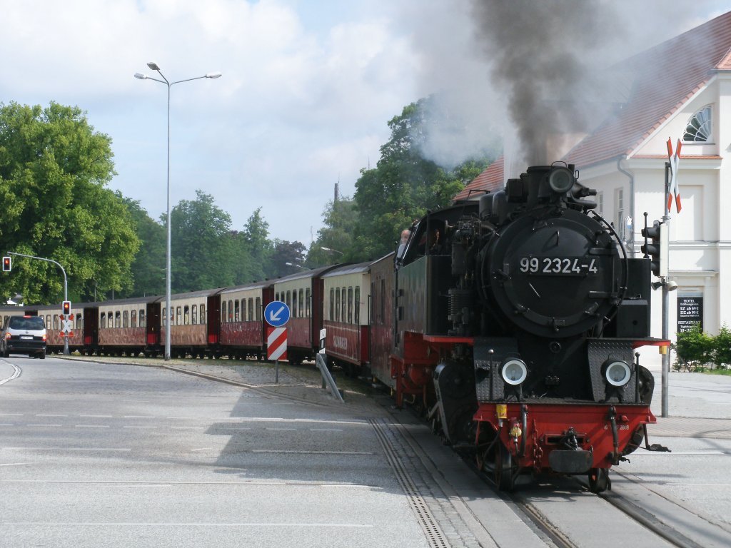 Beliebtes Fotomotiv in Bad Doberan die �berquerung der Bundesstra�e 105.Hier �berquerte 99 2324,am 28.Mai 2011,die beliebte Fotostelle.