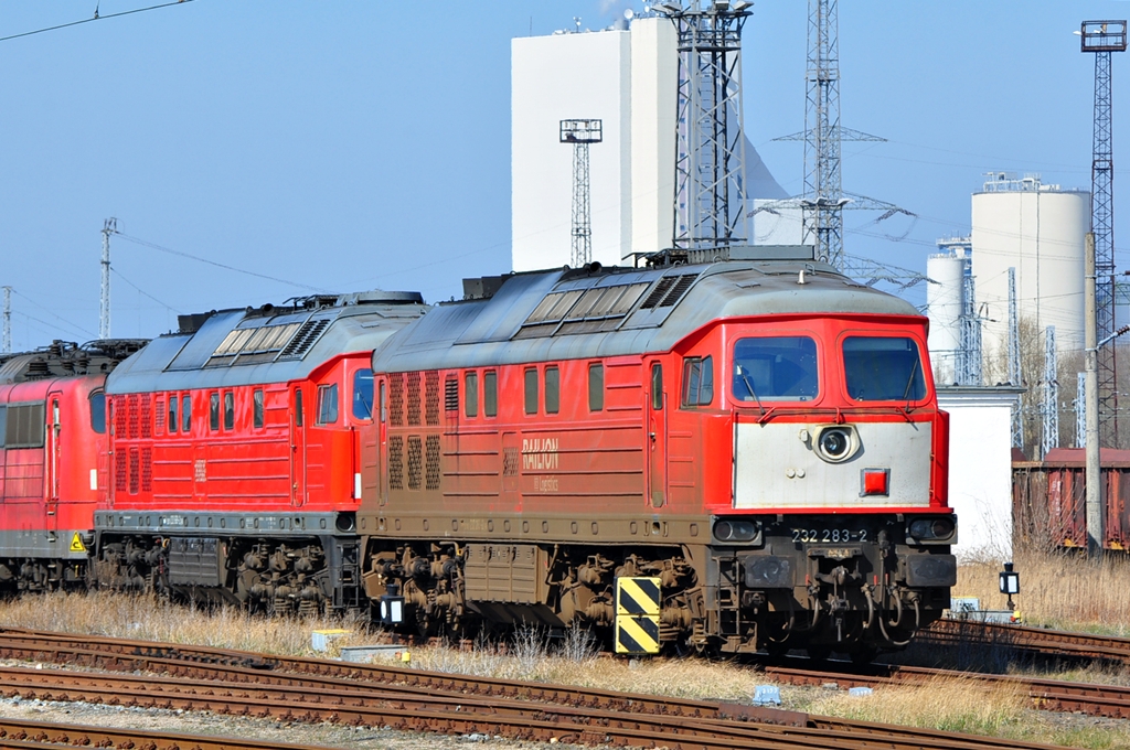 Bereits fr bevorstehende Umleiterverkehre gesammelt werden einige Loks der BR 232 in Rostock-Seehafen.Die  Holland  taugliche 232 283 steht am 25.03.2012 in der Abstellung .Dahinter steht die 232 669 und die 151 091.