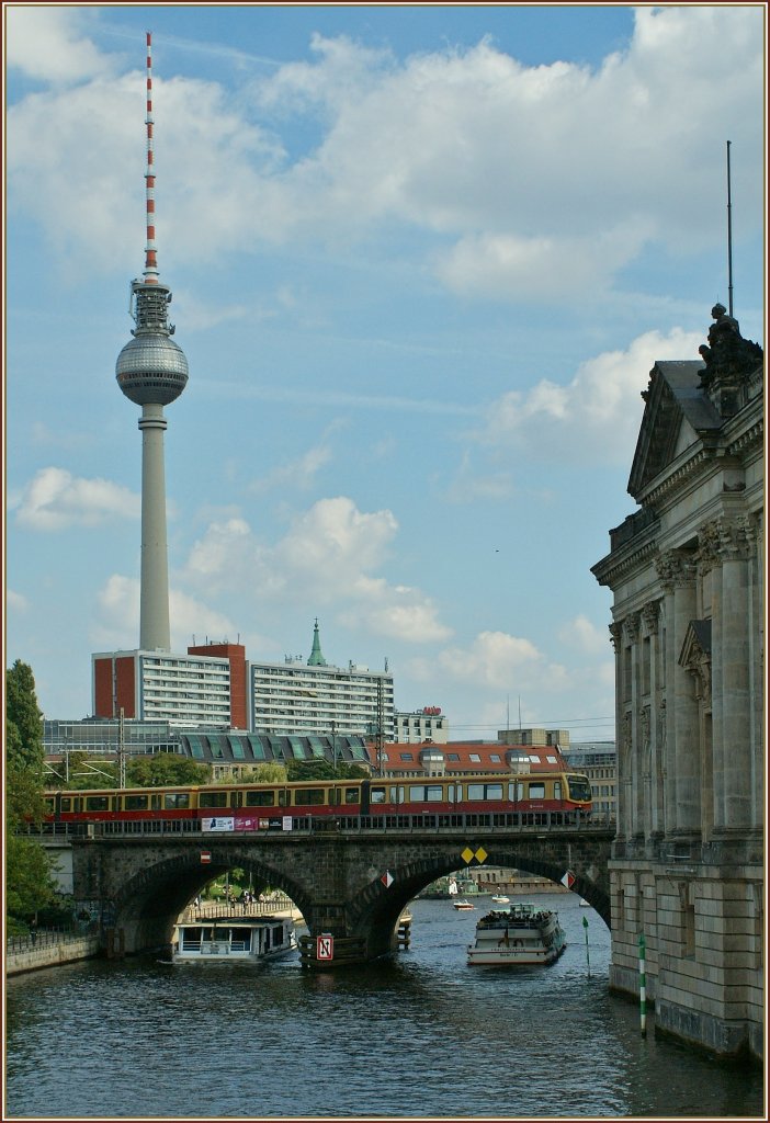 Berliner S-Bahn auf der Stadtbahn zwischen dem Hackeschen Markt und der Museumsinsel am 12. Sept. 2010