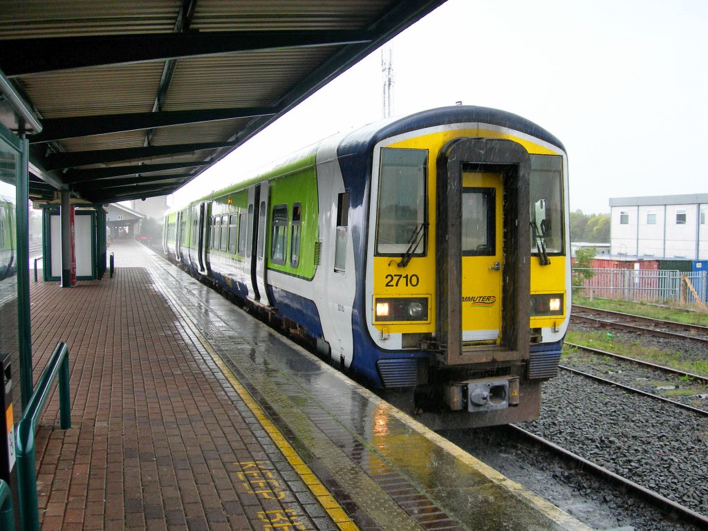 besorgt den Anschluss von und nach Limerick: Der Triebwagen 2710 in Limerick Junction am 4. Oktober 2006