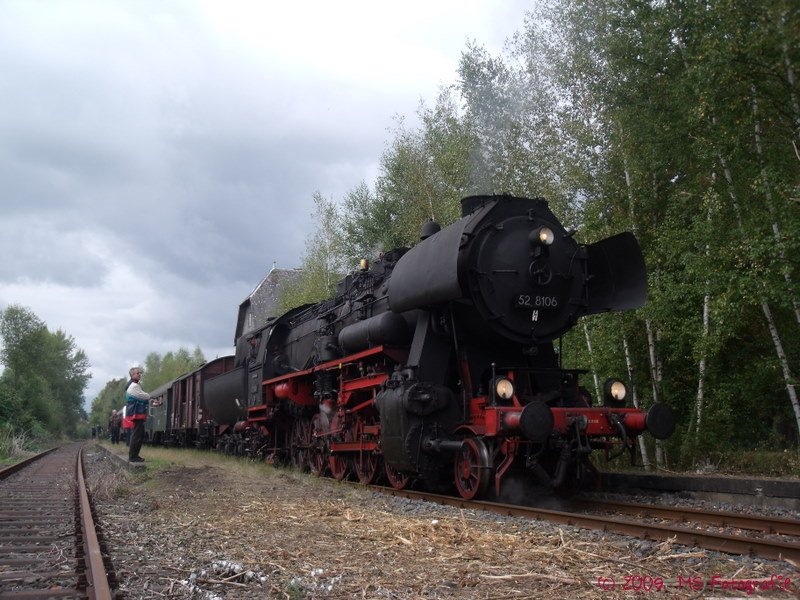 Besuch aus Sdwestfalen;)
52 8106 im ehemaligen Bahnhof von Dierdorf/Westerwald