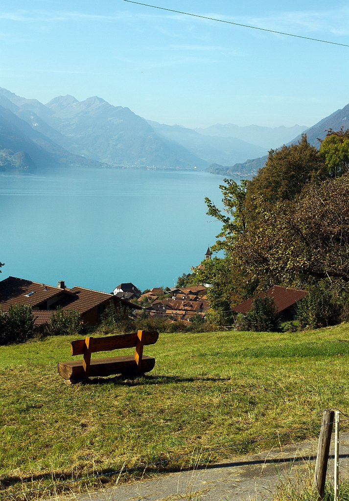 Bilck auf dem Brienzersee am 01.10.2011 auf Bergfahrt mit der Heizl BRB 16 zum Brienzer Rothorn, oberhalb von Brienz. 