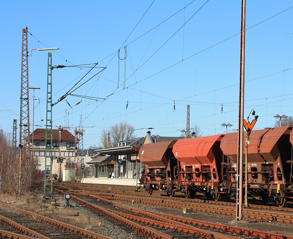 Blick auf den Bahnhof Kreuztal und das Stellwerk Kreuztal Nord (Kn) am 07.03.2011.