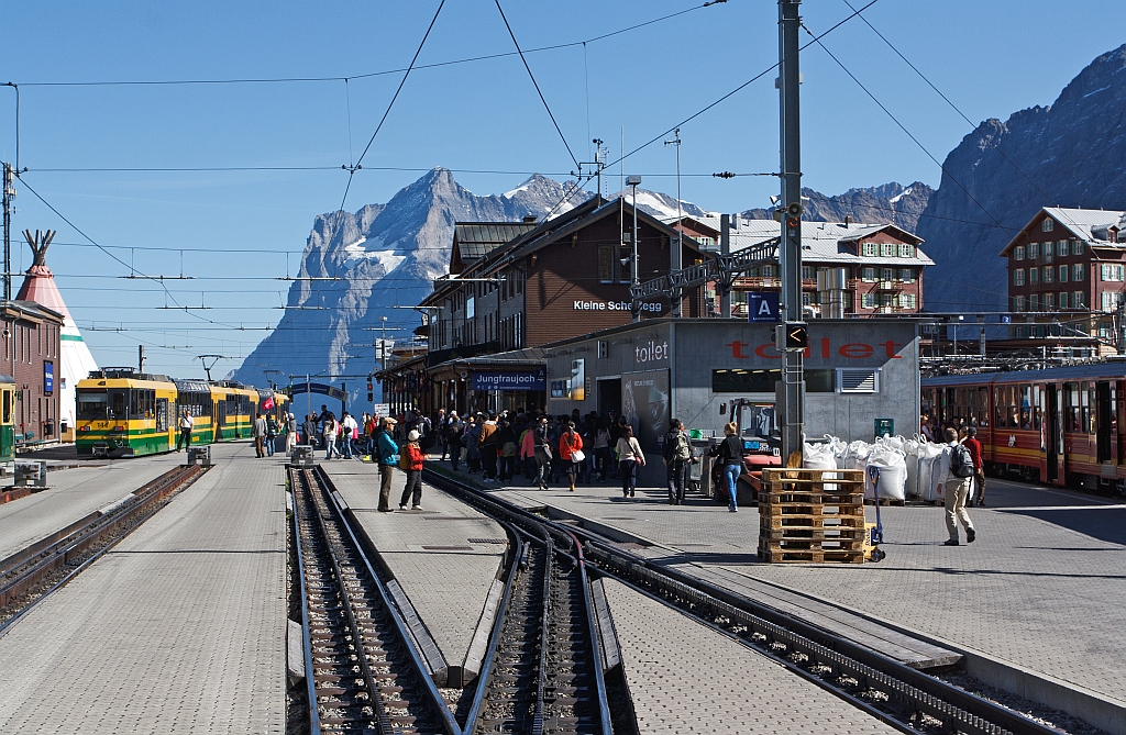 Blick aus dem Zug der WAB bei der Einfahrt am 02.10.2011 in den Bahnhof Kleine Scheidegg. Bei dem traumhaften Wetter ist hier viel Betrieb.