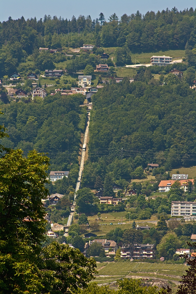 Blick vom Lac Lman (von der LA SUISSE) am 26.05.2012 auf Standseilbahn Vevey–Chardonne–Mont-Plerin (VCP).


Die Standseilbahn wurde 1900 erffnet. Sie hat eine Streckenlnge von 1580 Metern und berwindet einen Hhenunterschied von 415 Metern. Neben der Tal- und Bergstation hat sie noch drei Zwischenhaltestellen.


Die Standseilbahn wurde am 25. September 2009 nach lngerer Modernisierung, wobei auch die beiden Standseilbahnwagen einen neuen Aufbau erhielten, wieder in Betrieb genommen.