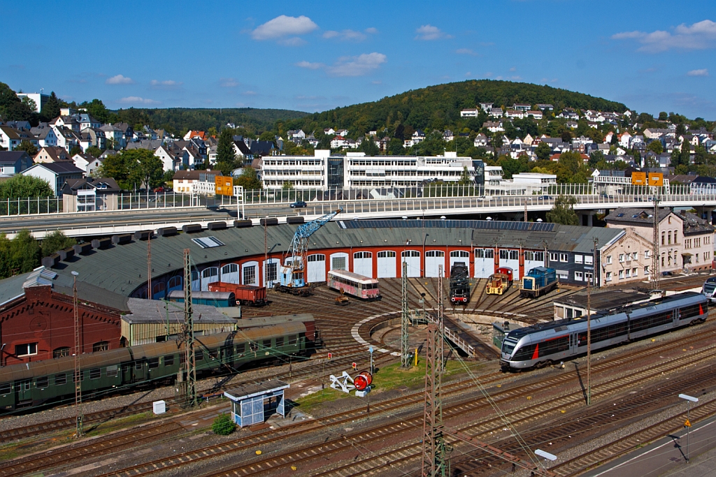 Blick vom Parkdeck der City Galerie am 16.09.2012 auf den Siegener Ringlokschuppen (Baujahr 1882). Bis 1997 befand sich hier das stillgelegte Bahnbetriebswerk Siegen, seit 2004/05 befindet sich hier das Sdwestflische Eisenbahnmuseum. Es gibt viel zu entdecken.