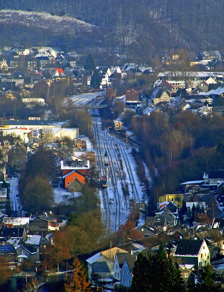 Blick von Westen am 02.01.2010 auf den Bahnhof Herdorf, wo gerade auf Gleis ein GTW 2/6 der Hellertalbahn Richtung Betzdorf los gefahren ist.  Deutlich kann man die vier noch vorhandenen Gleise sehen.  Hinter der Brcke links vom Pfeiler sieht man den Rangierbahnhof der Kreisbahn Siegen-Wittgenstein (KSW) ehemals Freien Grunder Eisenbahn AG.