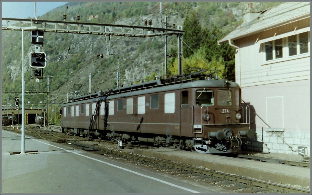 BLS Ae 8/8 274 in Brig. 
Oktober  1994 