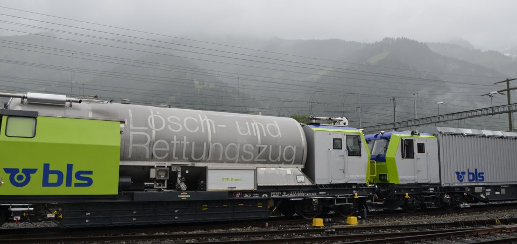 BLS Jubilum 2013 in Frutigen (29.06.): Hier ein Teil des Lsch- und Rettungszuges der BLS. Die Wolken haben sich der grauen Farbe des Zuges angepasst...