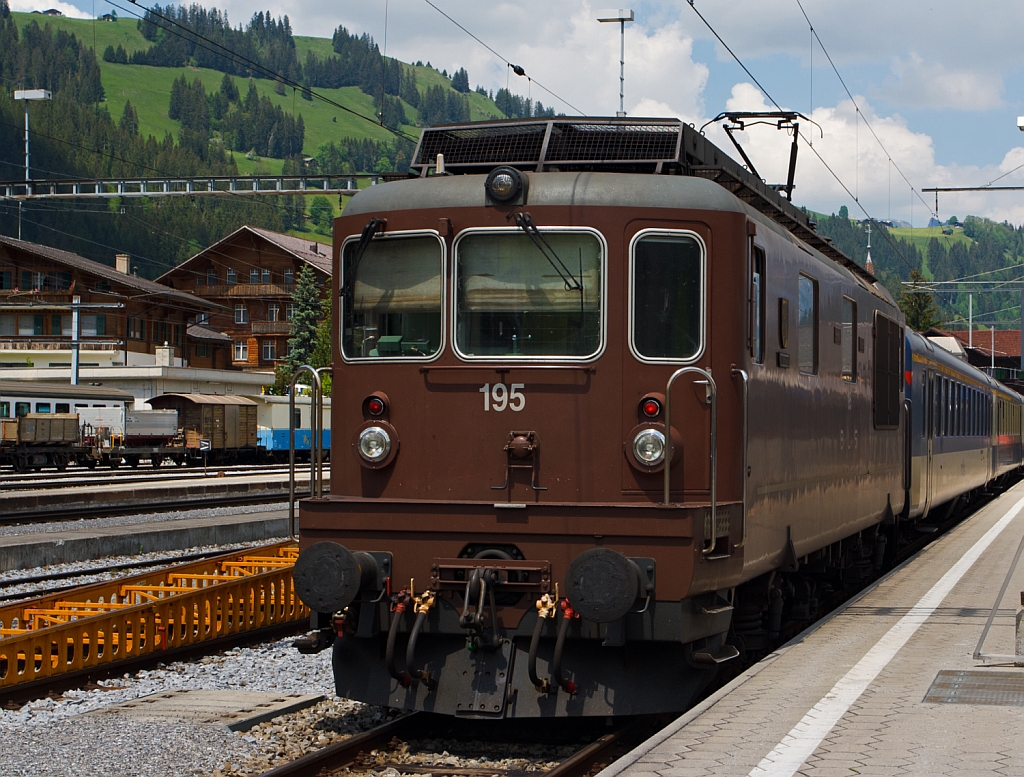 BLS Re 4/4 - 195  Unterseen  (Re 425) mit einem Regionalzug im Bahnhof Zweisimmen am 28.05.2012. 
Die Lok ist die letzte der Baureihe und wurde 1983 bei SLM unter der Fabriknummer 5227 gebaut. 
Die Lok haben die Achsformel Bo'Bo' und haben eine Lnge ber Puffer von 15.470 mm, ein Eigengewicht von 80 t, die Leistung von 4980 kW (6770 PS) bringt sie auf eine Hchsgeschwindigkeit von 140 km/h.