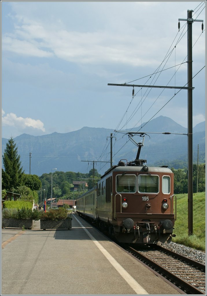 BLS Re 4/4 mit einem  Regionalzug nach Interlaken verlsst die Haltestelle Faulensee. 
20. Aug. 2012