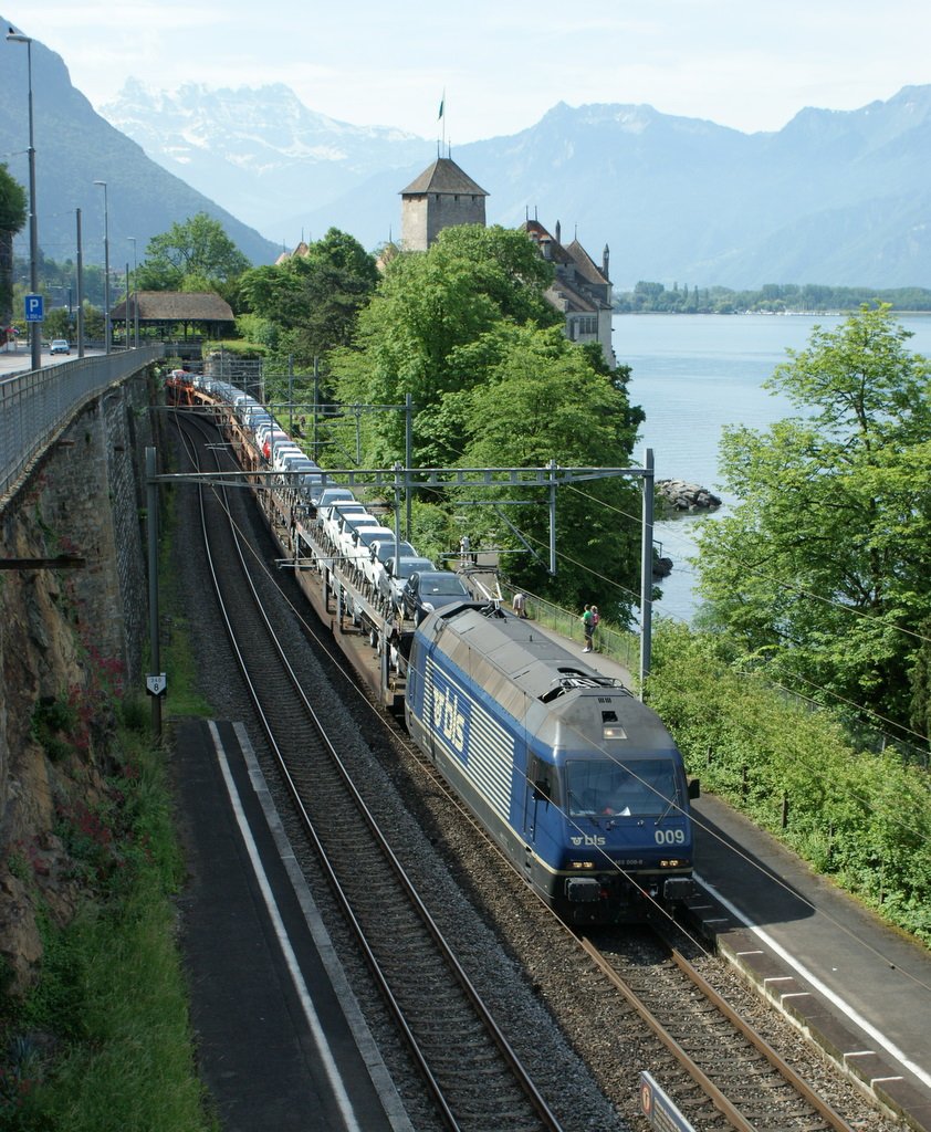 BLS Re 465 009-9 mit einem Autoblockzug beim Chteau de Chillon am 8. Juni 2010.