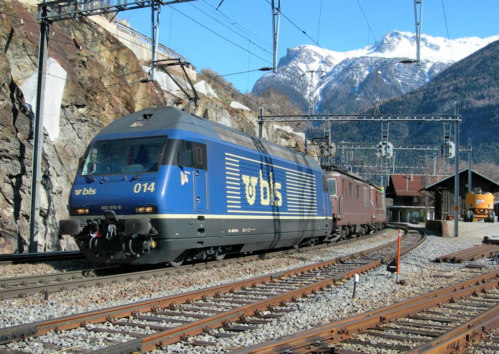 BLS Re 465 014-9 und zwei BLS Re 4/4 mit einen Gterzug in Lalden am 16. Mrz 2007.