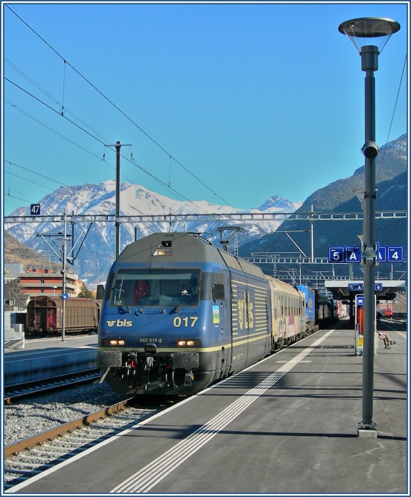 BLS Re 465 017-2 mit einer RoLa bei der Durchfahrt in Visp am 29. Januar 2008