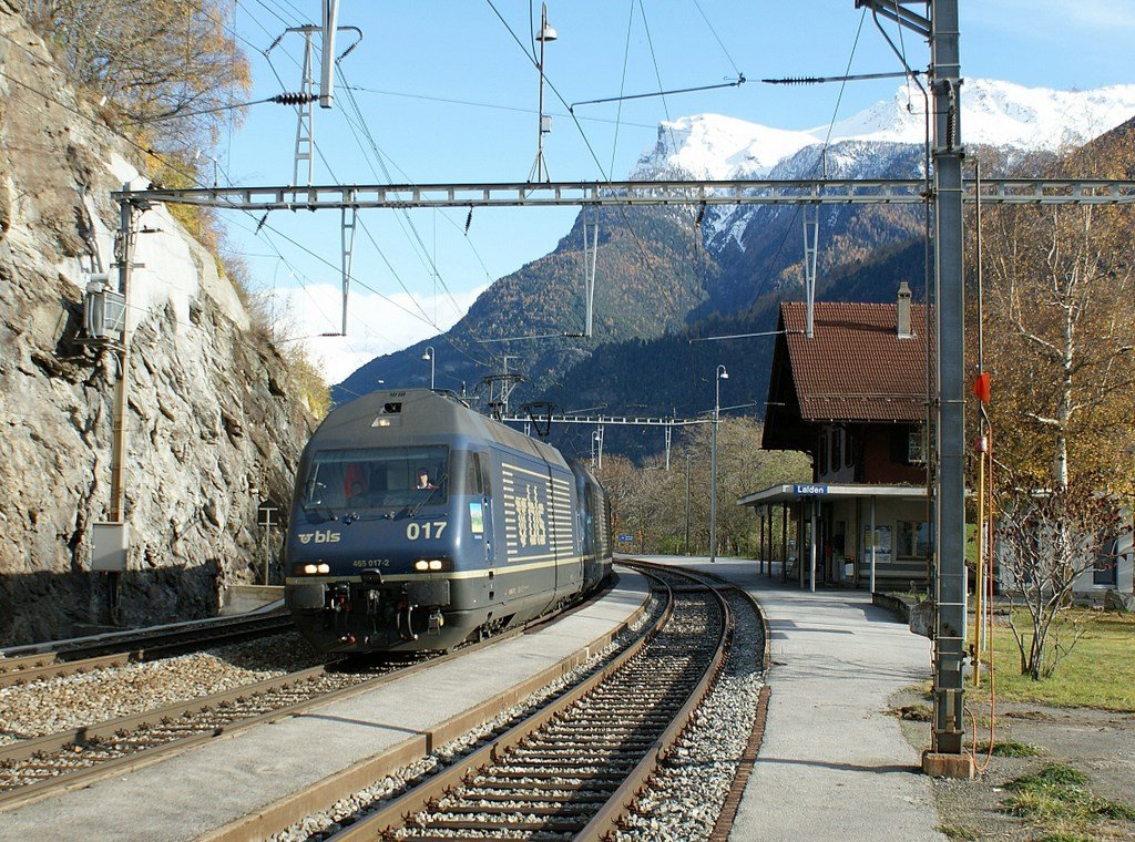 BLS Re 465 017-2 (und eine Schwesterlok mit einem langen Gterzug) in Lalden am 8. November 2008.