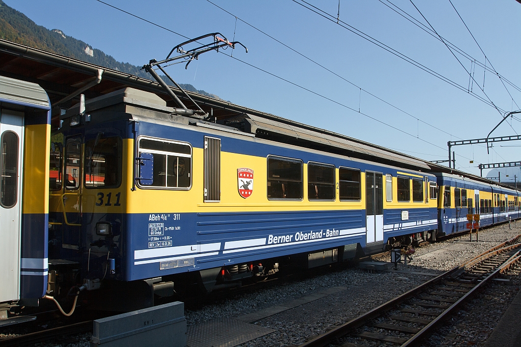 BOB (Berner Oberland-Bahn) Triebwagen ABeh 4/4  311   Grindelwald  am 02.10.2011 im Bahnhof Interlaken Ost.