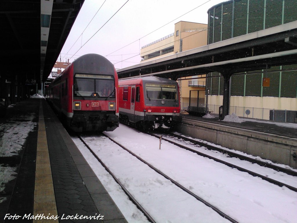 BR 112 mit Dotowagen als RE5 mit Ziel Neustrelitz Hbf & BR 628 als RE5 Aus Neustrelitz Hbf im Bahnhof Stralsund Hbf am 21.3.13