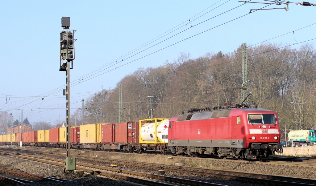 BR 120 112-8 muss auf den Weg nach Hamburg im Bf Tostedt auf eine Überholung warten. Datum 28.03.2012