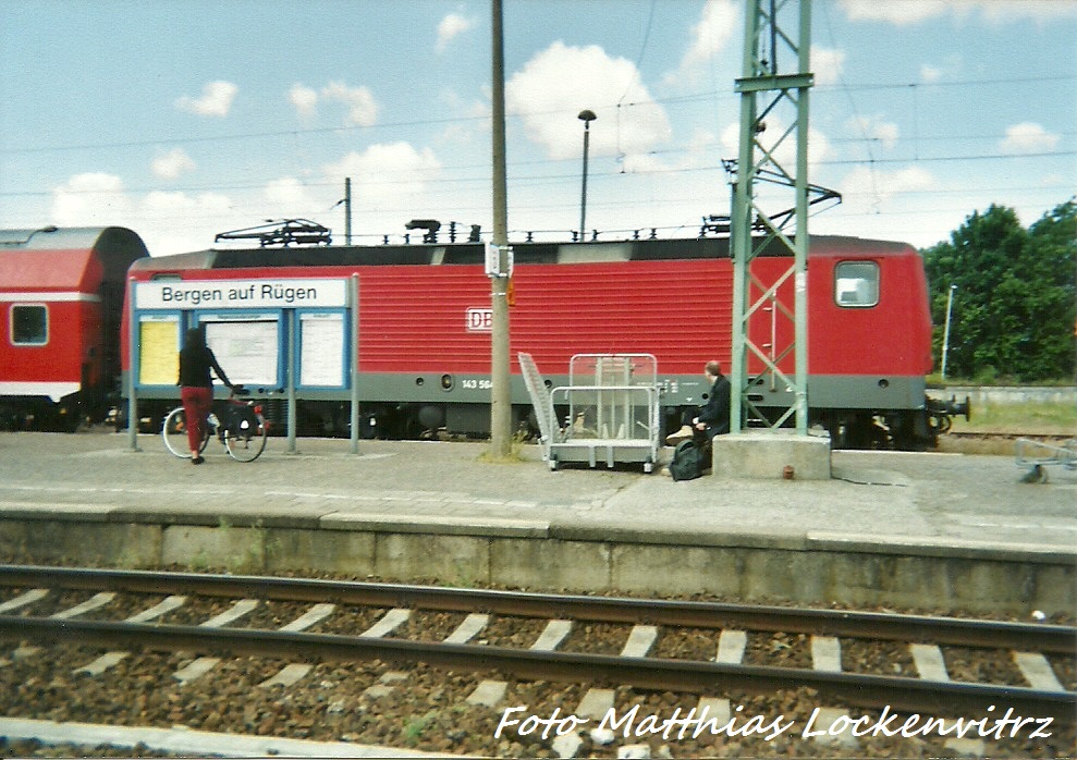 BR 143 als RB14 mitz Ziel Ostseebad Binz im Bahnhof Bergen auf Rgen am 14.6.99