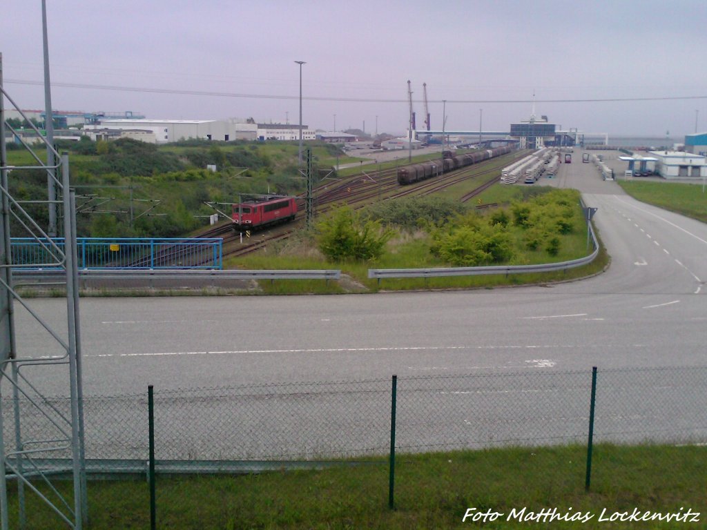 BR 155 unterwegs zu seinem Gterzug in Mukran Fhrhafen am 20.5.13