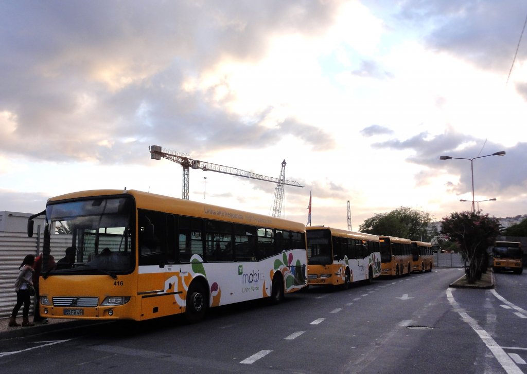 Busbahnhof in Funchal auf Madeira.Links ein VOLVO Linienbus.