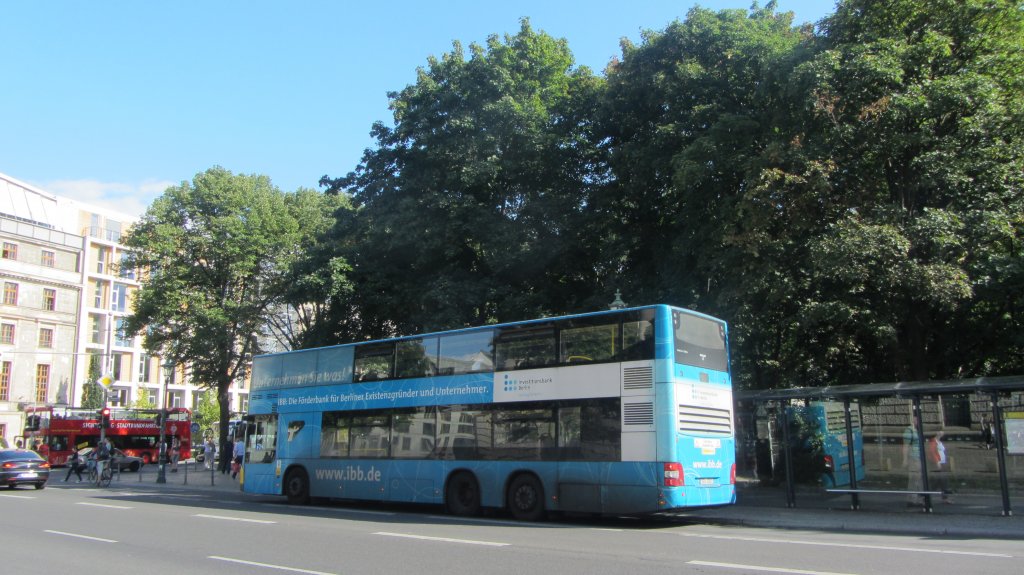 BVG MAN Doppeldecker mit blauer Werbefolierung am Brandenburger Tor in Berlin.(13.8.2012)