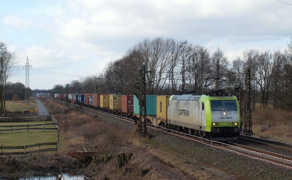 Captrain's 185 542-8 rauschte mit einem Containerzug am Haken durch Grevelau am 10.3.12