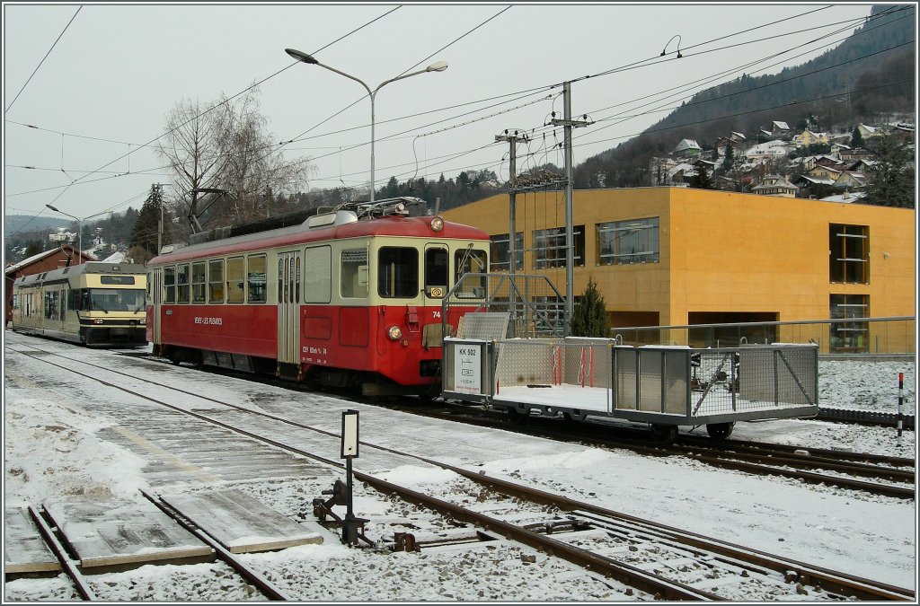 CEV BDeh 2/4 N74 mit dme  Gterwagen  KK 502 kurz vor der Abfahrt Richtung Les Pleiades in Blonay am 15. Dez. 2010.