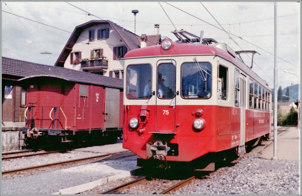 CEV BDeh 2/4 No 75 in Blonay. Im Hintergrund der CEV Gk 35 an der Gterschopf-Rampe.
Gescanntes Negativ vom August 1985