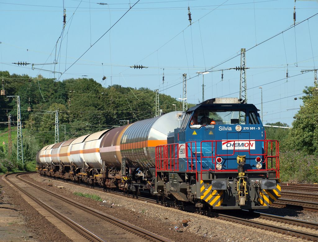 Chemion's  Silvia  alias 275 501-2 fuhr mit einem Kesselwagenzug durch Kln-West am 20.8. 