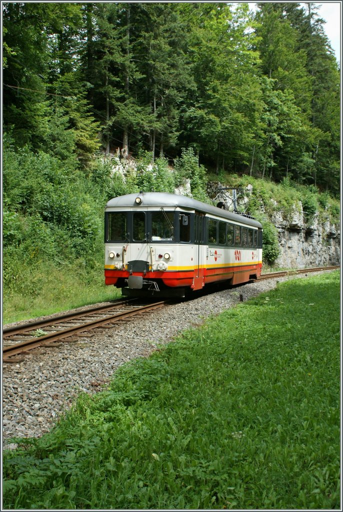 CMN Be 4/4 N 5 im Wald zwischen Les Frtes und Les Brenets. 
19. Aug. 2010