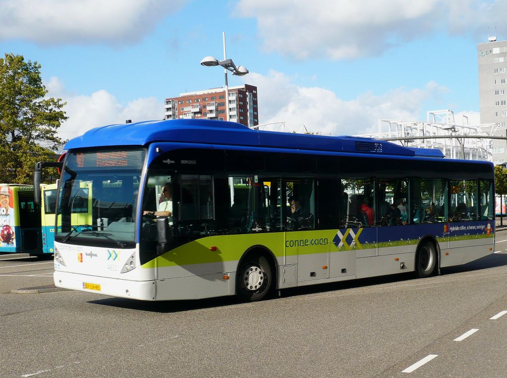 Connexxion Bus Nummer 4832. Van Hool New A300 Hybride. Stationsplein Leiden 29-09-2012.