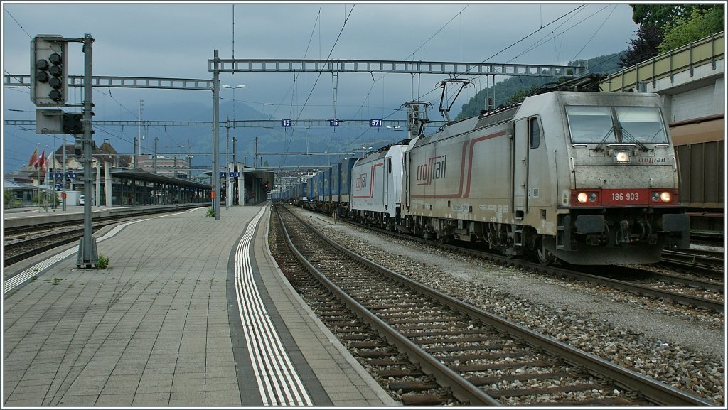 Crossrail 183 903 und eine gepflegtere Schwesterlok mit einem Gterzug in Spiez. 
29.06.2011