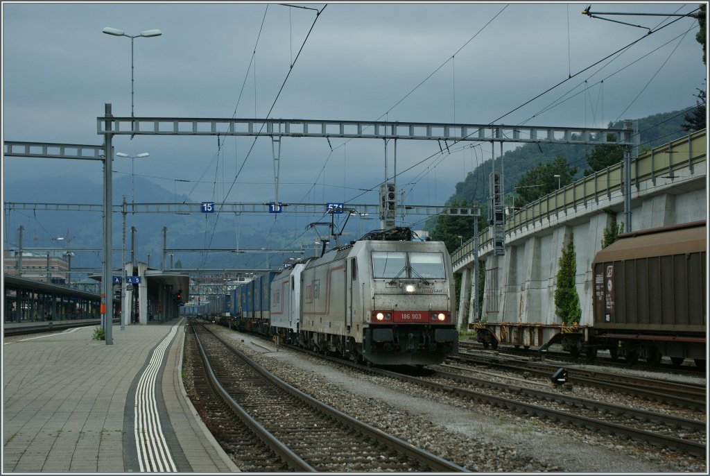 Crossrail 185 mit einem Gterzug in Spiez. 
29.06.2011  