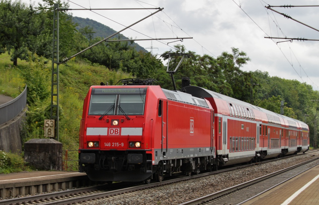 Da hab ich wohl ein wenig mitgezogen...146 215 in Gingen (Fils) mit RE nach Mosbach Neckarelz am 15.08.11