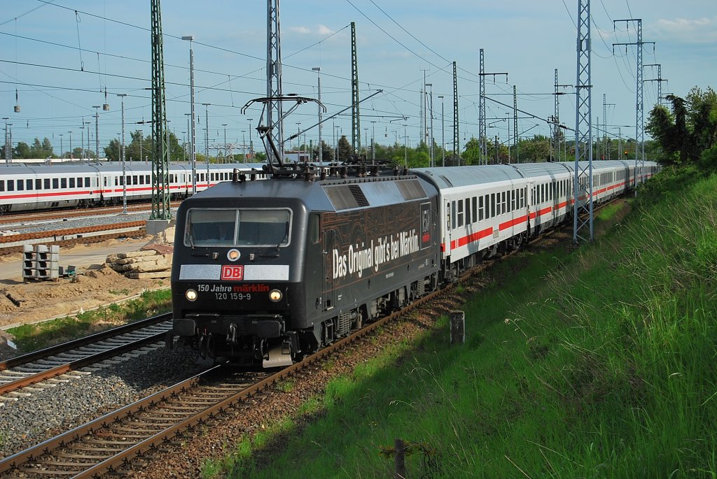 Da war sie noch schwarz,die 120 159 als sie am 09.05.2009 in den Bahnhof Rostock einfhrt.