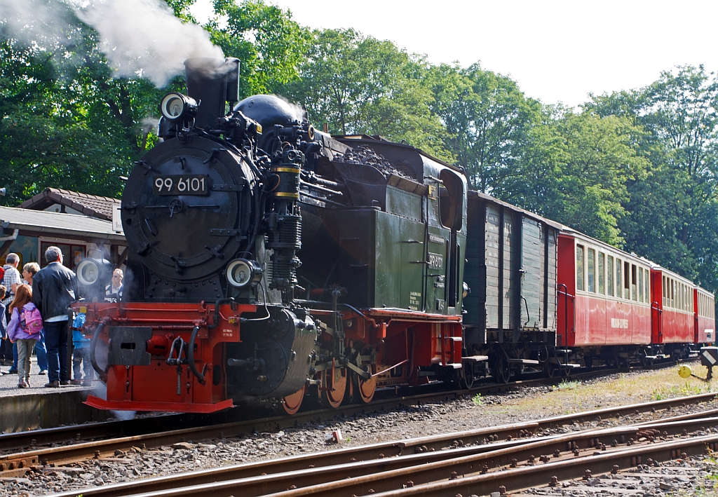 Dampftage auf der Brohltalbahn - Die Gastlok 99 6101  Pfiffi  der Harzer Schmalspurbahnen am 02.09.2012 im Bf Bohl der Brohltalbahn. Die Heidampflok wurde 1914 bei Henschel in Kassel unter der Fabriknummer 12879 fr die Heerestechnische Prfungsanstalt gebaut. Auf einer in der Nhe von Drei Annen Hohne im Harz vom Wrttembergischen Eisenbahnregiment errichteten Versuchsstrecke mit 40 promile Steigung begannen 1915 die Probefahrten. Nach Abschlu der Erprobungen (1917) konnte die Nordhausen-Wernigeroder Eisenbahn-Gesellschaft (NWE) die Lok erwerben. Die Lok kam als NWE 6 vorwiegend im Rangierdienst und Rollbockverkehr in Wernigerode zum Einsatz. Im April 1949 bernahm die DR die Harzer Schmalspurbahnen und somit die dann als 99 6101 numerierte Lok. Die Bauart ist C h2t, die Hchstgeschwindigkeit betrgt 30 km/h (Vorw. u. rckw.), die indizierte Leistung betrgt 280 kW (380 PS).