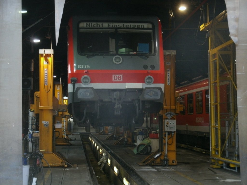 Dank geffneter Tore im Triebwagenschuppen konnte ich den aufgebockten 628 314 im Bh Rostock,am 17.Dezember 2011,fotografieren.