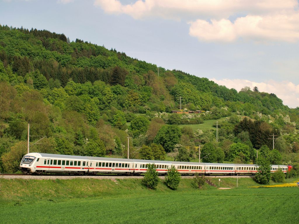 Dank einer Streckensperrung der Remsbahn wurde der IC 2066 von Nrnberg Hbf nach Karlsruhe Hbf am 29.4.11. im Murrtal bei Murrhardt verewigt.