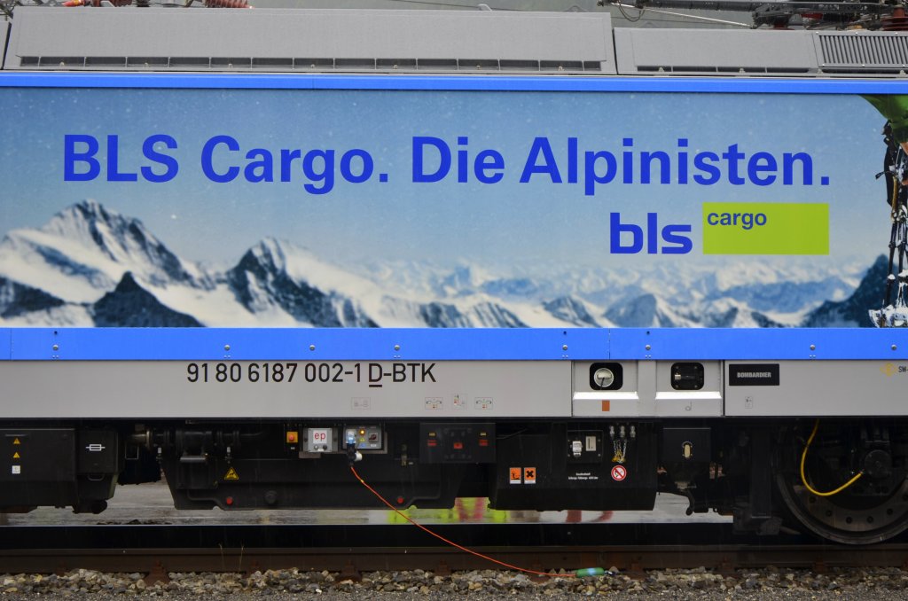 Danke fr die Einrichtung der neuen Kategorie, die ich mit einigen Bildern gleich etwas fllen mchte. 

Seitenansicht der neuen BR 187 mit Werbung der BLS Cargo. (Frutigen, 29.06.2013)