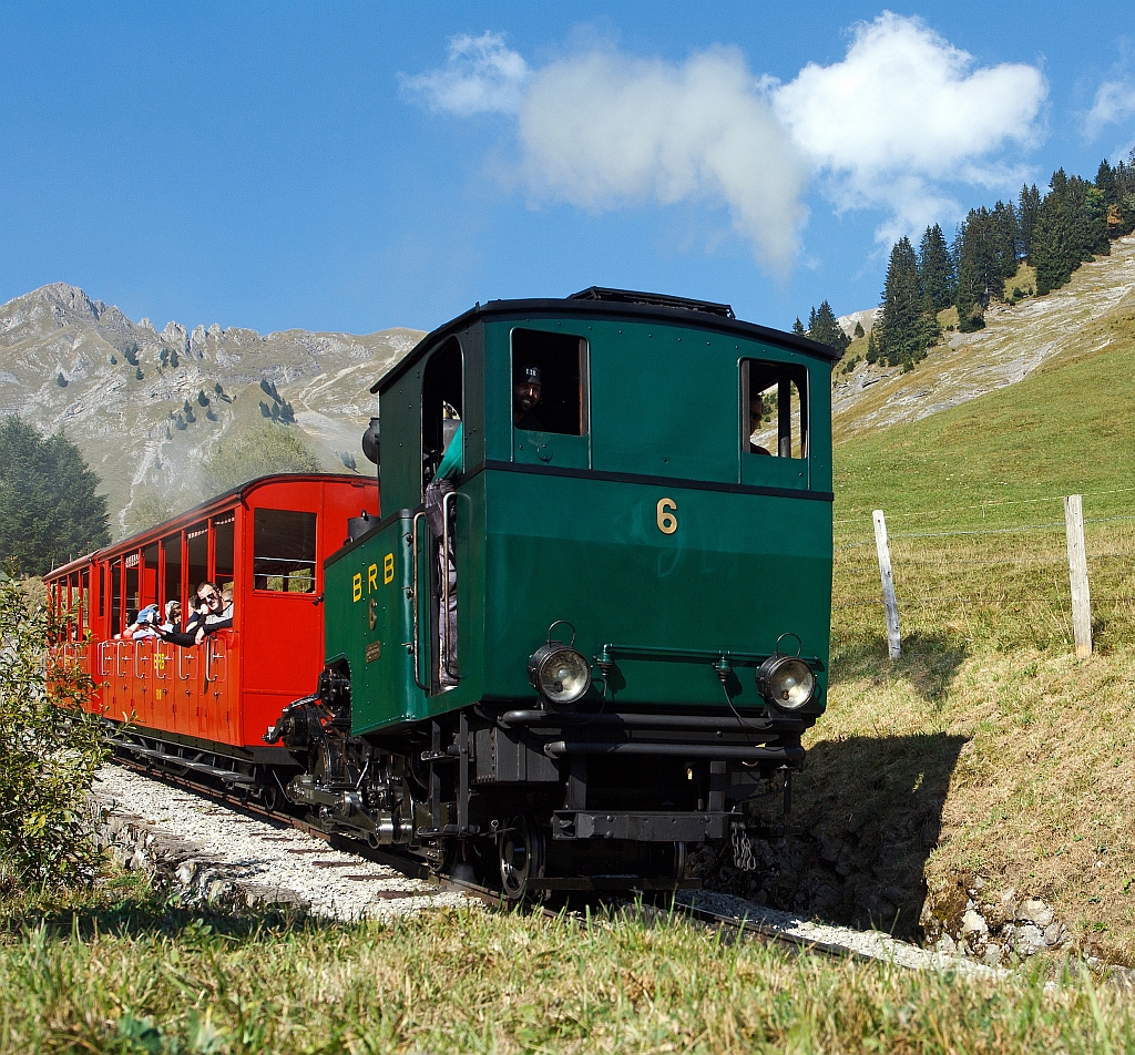 Darauf haben Stefan und ich, am 01.010.2011 oberhalb der Station Planalb, gewartet: Die Kohle befeuerten BRB 6, diese H 2/3 ist Baujahr 1933 (2. Generation).