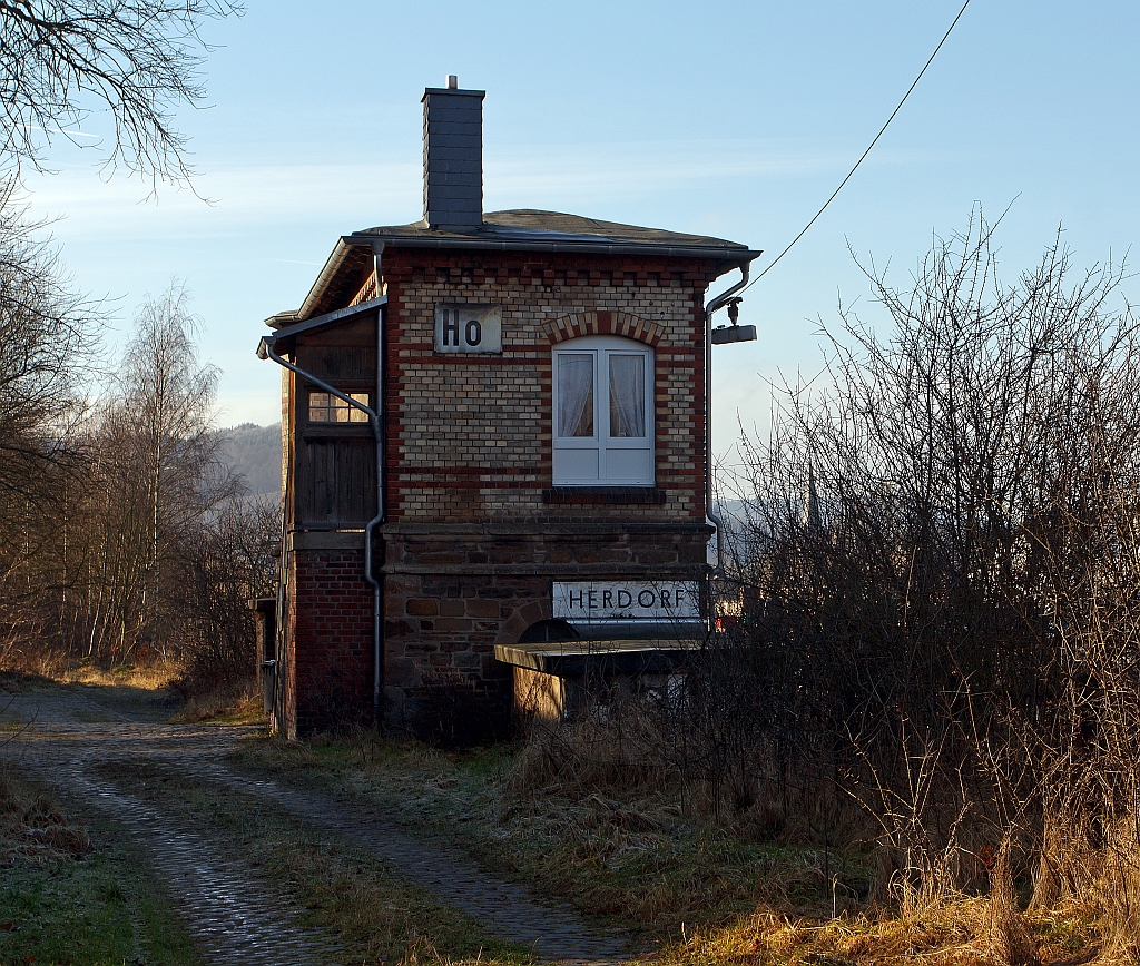 Das 1901 gebaute Stellwerk Herdorf Ost (Ho) am 25.01.2012.