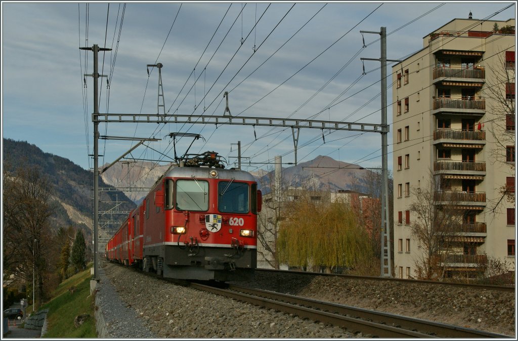 Das Bahnsteigende in Chur Wiesental bietet gut Fotomglichkeiten fr die RhB Zge, wie hier die Ge 4/4 II 620 mit einem RE Scuol - Disentis, sowie ...
1. Dez. 2011