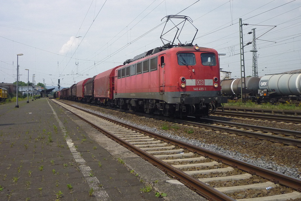  Das beste von der Mittagspause : 140 495 3 durchfhrt am 29.06.2010 den Bahnhof von Neuwied mit einem Mischer gen Sden  