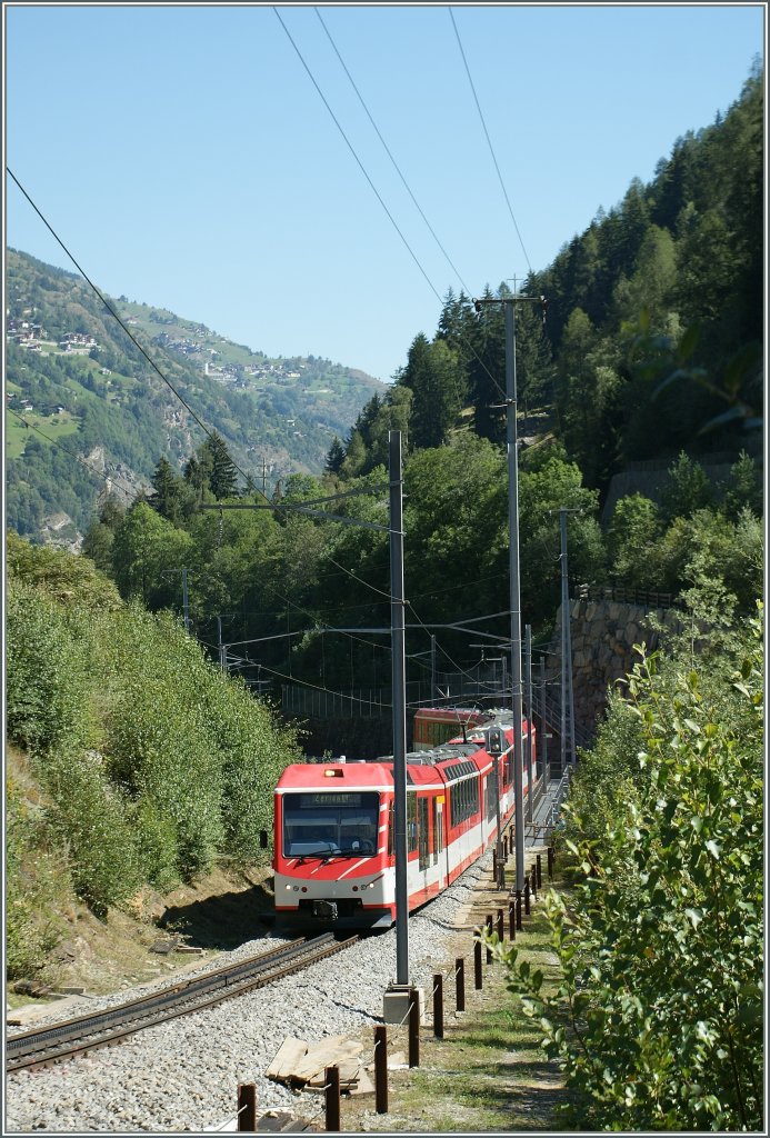 Das enge Tal verlassend und ber eine Brcke fahrend, streben zwei Komet-Zge Zermatt zu. 
Bei St. Niklaus, den 11. August 2012