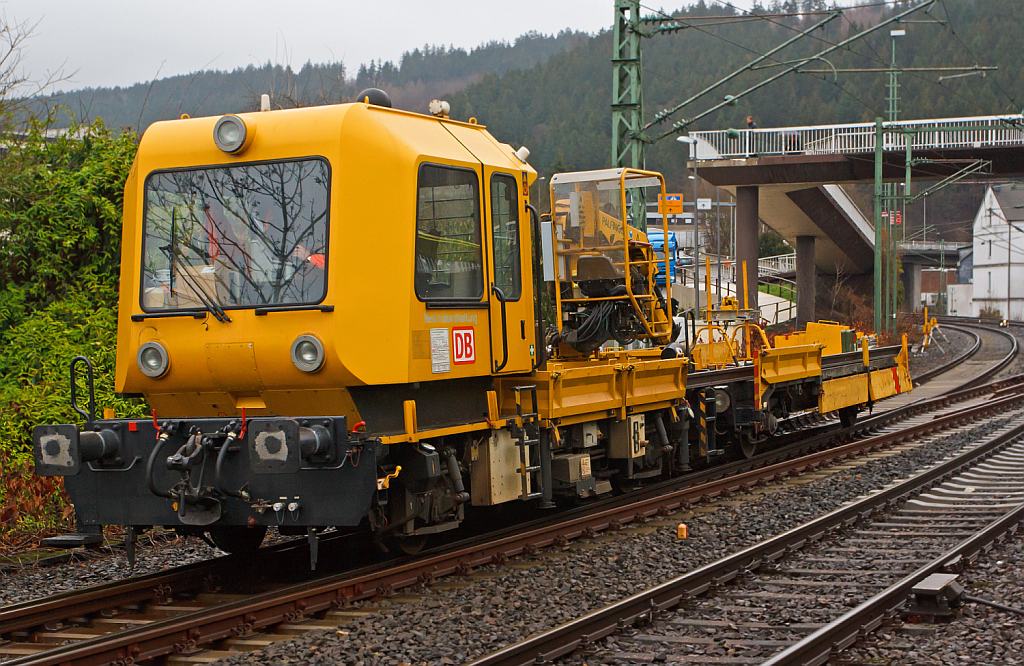 Das GAF 100 R/A der DB Netz Instandsetzung (Schweres Nebenfahrzeug 97 17 52 005 18-3) mit Kleinwagenanhnger hat ein paar Arbeiten an der Gleisbaustelle beim Bahnhof Betzdorf/Sieg am 17.12.2012 verrichtet, nun heit es wieder das Gleis freimachen fr den Regelverkehr und im Abstellbereich warten.

Die  GAF (Abkrzung fr „Gleisarbeitsfahrzeug“) werden von der Firma Gleisbaumechanik in Brandenburg an der Havel gebaut. Es gibt sie, je nach Einsatzzweck mit unterschiedlichen Aufbauten.

Der Antrieb des zweiachsigen Fahrzeuges (Achsformel B) erfolgt von einem 6 Zylinder, wassergekhlten MAN D 0826 LOH 07 Dieselmotor mit 169 kW (230 PS) Leistung, ber Lastschaltwendegetriebe auf die Radsatzgetriebe (dieselhydraulisch), die Hchstgeschwindigkeit betrgt 100 km/h. 
Das Eigengewicht betrgt 17 t, die Lnge ber Puffer 9.080 mm, zur Mitfahrt sind 6 Personen zugelassen.