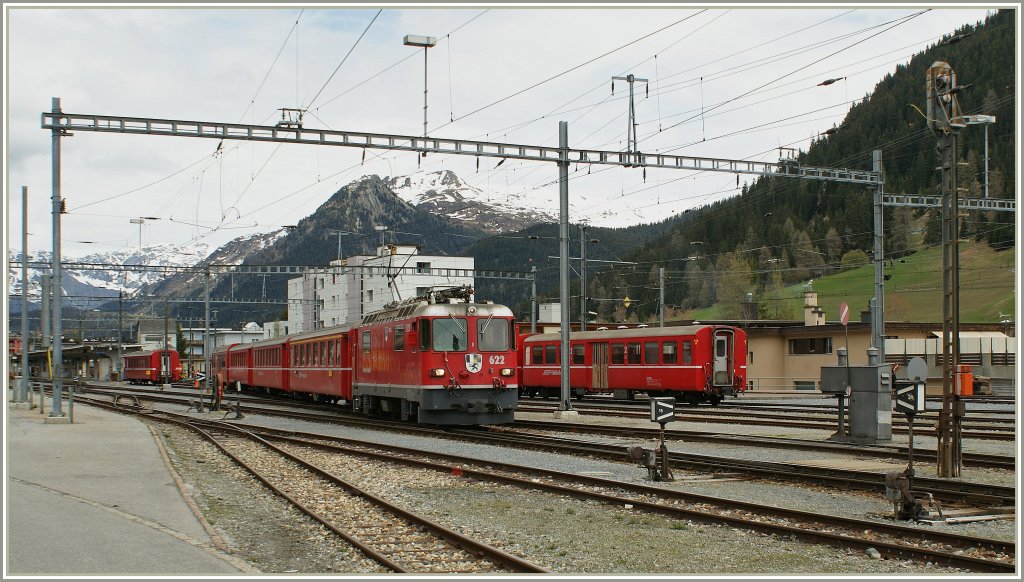 Das mondne Davos hat einen  Handweichenbahnhof . Hier verlsst die Ge 4/4 II mit einem Regionalzug Davos Richtung Filisur. 
11. Mai 2010