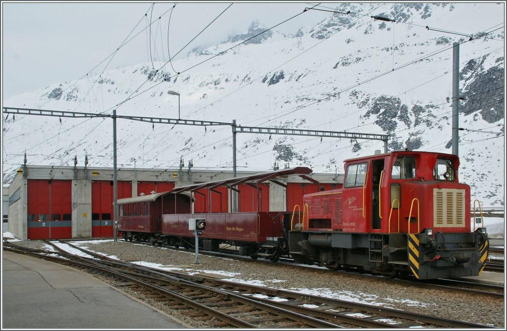 Das neuste bei der MGB: ein  open-air  Wagen. Und wie bei den Panoramawagen ist auch hier, wenn auch im anderen Sinn  Fester auf/Fenster zu  kein Thema. 
Andermatt, den 3. April 2013