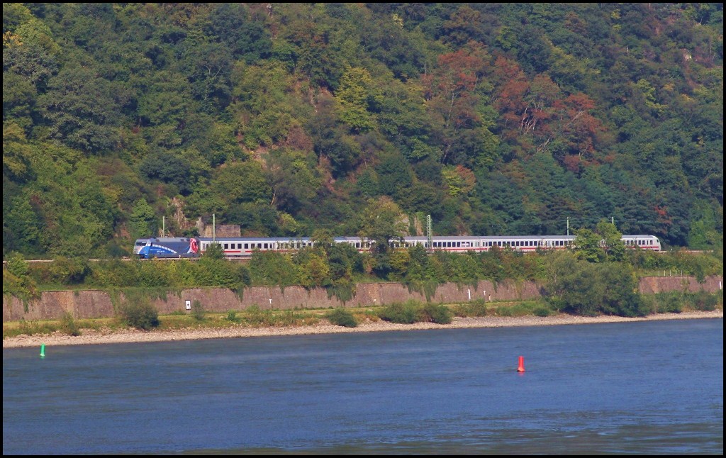 Das normale Leid am Rhein...man steht oft an der falschen Seite... hier schiebt 101 060 in der Nhe von Oberwesel einen IC in Richtung Norden. (01.09.11)